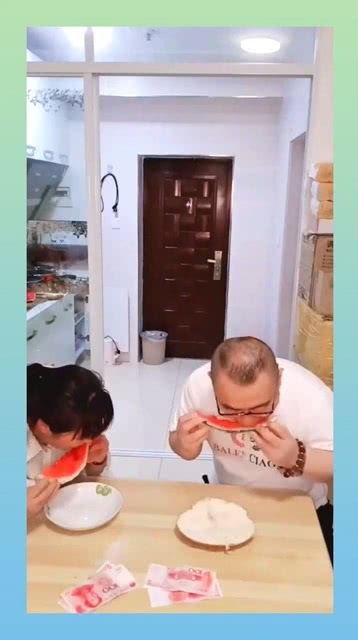 夫妻两人吃瓜图片高清视频,高清视频捕捉温馨日常